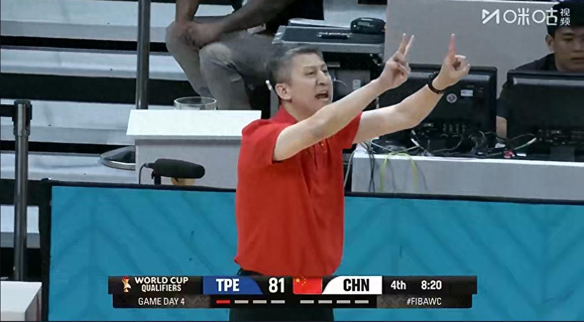 开云体育下载-谁注意到，赛后一官员在中国队更衣室哭得像小孩，郭导抱着他安抚